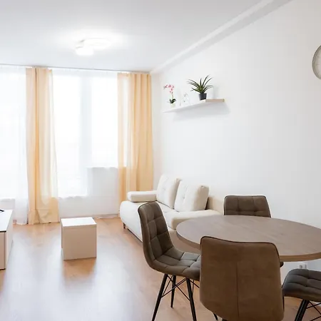 Castle Hill 2 Bedroom Free Parking Apartment Pressburg