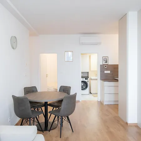 Castle Hill 2 Bedroom Free Parking