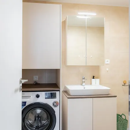 Castle Hill 2 Bedroom Free Parking *
