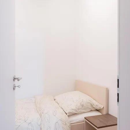 Castle Hill 2 Bedroom Free Parking